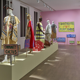 Verschiedene künstler, Grund und boden. Wie wir miteinander leben, ausstellungsansicht. Mit freundlicher genehmigung der Kunstsammlung Nordrhein-Westfalen