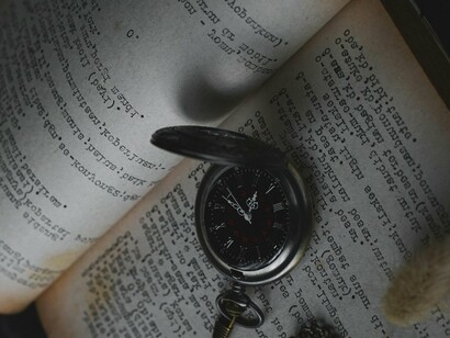 Relógio de bolso sobre livro. Se quanto ao tempo, o verbo pode exprimir algo que é presente, passado ou futuro, quanto ao aspecto pode expressar diversas coisas. Uma delas é se o processo verbal é manifestado como concluído ou não concluído. O presente e o gerúndio, por exemplo, manifestam algo não em seu andamento, ou seja, como não concluído: eu existo, eu canto, existindo, cantando. O pretérito perfeito, ao contrário, mostra o processo como concluído: eu falei, eu cantei