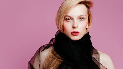 A transparência sempre se renova na moda e volta com elementos diferentes trazendo uma cara nova ao que já vimos e agora a essa transparência vem principalmente com peças fluidas, já que os tecidos mais transparentes são leves essa é uma ótima forma de aproveitar a característica do material e unir a um elemento extra na peça