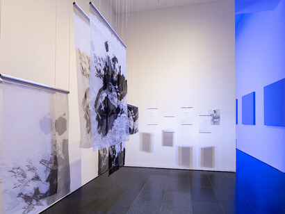 Basel Abbas y Ruanne Abou-Rahme, Prisioneros del amor. Hasta el sol de la libertad, vista de exhibición. Cortesía del Museu d’Art Contemporani de Barcelona