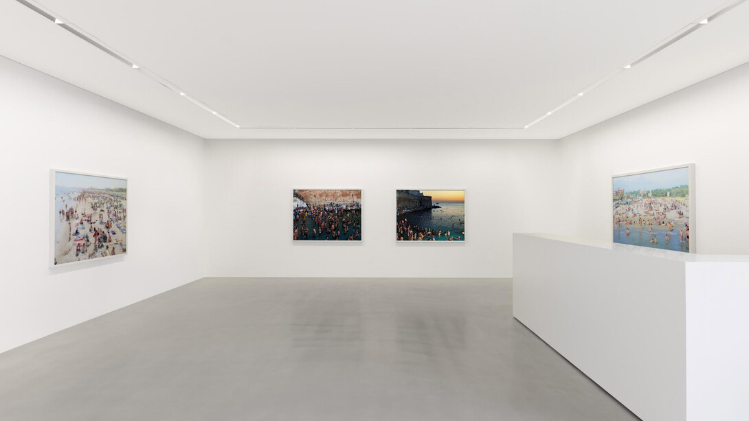 Massimo Vitali, 94/22, exhibition view. Courtesy of Zander Galerie