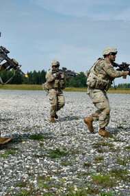 Exercícios do exército americano. Os EUA gastam um trilião de dólares em armamento, mas certamente não é suficiente porque os empresários da guerra inventam desvantagens dos EUA