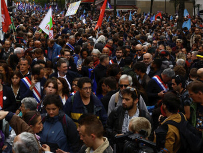 La alternativa representada por Jean-Luc Mélenchon mediante La Francia Insumisa, así como el ala izquierda del Partido Socialista, logran conquistar posiciones desde las que impedir que la mayoría relativa que apoya la actual deriva del presidente Macron —un Júpiter decapitado, sin plan alguno para renovar el proyecto europeo no logre el poder.  Septiembre 2024. El descontento vuelca a miles de manifestantes a las calles de Francia