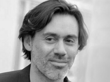 Emmanuel Mouret. Para além de histórias representadas em tela, no cinema de Mouret acompanhamos com frequência personagens contando histórias umas às outras, em um modelo narrativo que permite que os filmes se desdobrem em novas histórias dentro da história, alternando flashbacks, tramas paralelas, pontos de vista ou, simplesmente, contos independentes, sem relação direta com o que víamos até então - à exceção de saírem da boca de uma pessoa para o ouvido de outra