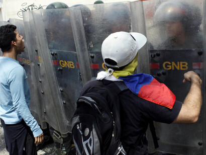 Venezolanos enfrentan a Guardia Nacional en una jornada de protestas contra el presidente Nicolás Maduro en San Cristóbal, Venezuela, octubre de 2016