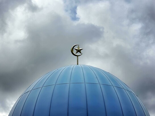 Ornamento da cúpula da Mesquita de Prata. Ainda que o islã seja hoje mais fechada do que suas crenças irmãs isso não foi sempre assim. A fés abraâmicas passaram por ciclos de maior abertura e fechamento às ideias de fora da comunidade