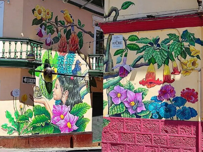 Los colores aportan vitalidad al paisaje urbano y dialogan con la arquitectura colonial. Guaranda, Ecuador