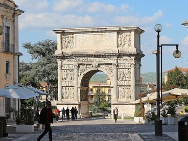Secondo la tradizione, fu fondata dagli Osci e successivamente divenne un importante centro dei Sanniti. Benevento, Italia