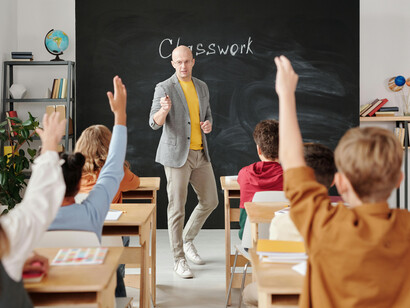 La educación contemporánea enfrenta tensiones permanentes entre tradición y cambio, obligando a repensar prácticas y prioridades