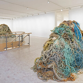 David Shrigley, Exhibition of old rope, exhibition view. Courtesy of Stephen Friedman Gallery