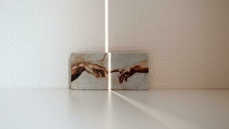 A existência de Deus, para Blaise Pascal, por exemplo, é uma aposta realizada na dimensão do espírito de finura, buscando, de diversas formas, concretizar uma perspectiva de que é mais inteligente acreditar que Deus existe do que não crer na existência divina. A aposta se justifica porque é melhor acreditar que Deus existe e ele não existir, porque teremos ganho a possibilidade de realizar uma vida melhor; se apostarmos que ele existe e ele realmente existir, podemos ter perdido tudo. Pascal entende que o coração tem razões que a própria razão desconhece e, nesse sentido, é muito importante se pensar para além da dinâmica racional, voltando-nos para uma perspectiva do querer metrificar o pensamento humano como se estivesse circunscrito ao racional