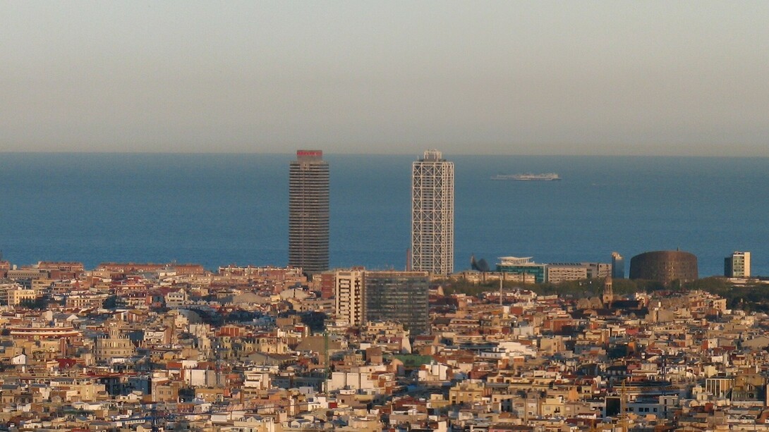 La Villa Olímpica, construida para y por las olimpiadas de 1992, Torre Mapfre y Hotel Arts vistos desde el parque del Putxet, Barcelona, España