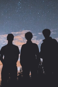 Silueta de tres chicos en el atardecer