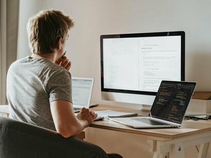 A automação pode provocar desemprego tecnológico, e a falta de acesso a essas ferramentas pode ampliar desigualdades sociais. Além disso, há os riscos éticos: a manipulação de informações, os vieses nos algoritmos e a falta de transparência sobre como os dados são utilizados 

