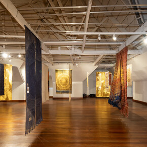 Olga de Amaral, vista de exhibición. Cortesía del Institute of Contemporary Art 