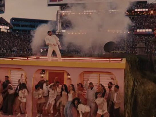 Un montaje y puesta en escena en código, para una vitrina excepcional. Bad Bunny, 2026, Super Tazón