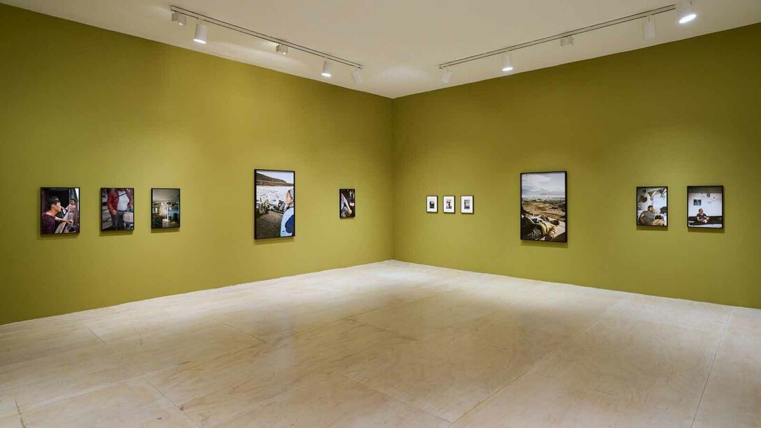 Inuuteq Storch, Soon will summer be over [Pronto se acabará el verano], vista de exhibición. Cortesía de MoMA PS1