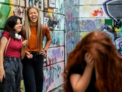 Menina sofre bullying. A escola é um local de socialização humana. Um espaço onde a vida acontece com toda sua essência: o belo e o complexo; a leveza e o árduo; a alegria e a tristeza, dentre tantas outras nuances. A escola é lugar de convivência. E, esta tem estado sob os holofotes há um certo tempo, não pelas maravilhas que ajuda a florescer, mas, sim, pelas atrocidades que testemunha acontecer


