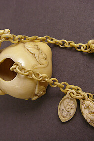 Carved ornament 892/1095 Qing dynasty, Qianlong reign period H 3.6 cm, W 3 cm