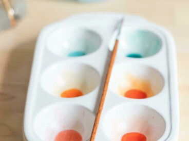 El artista toma decisiones plásticas con calma, reflejando su carácter en las pinturas