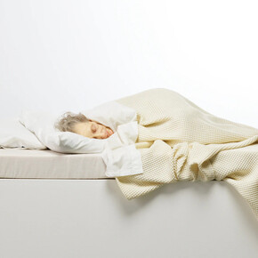 Ron Mueck, Old woman in bed, 2000/2002. Courtesy of Art Gallery of New South Wales 