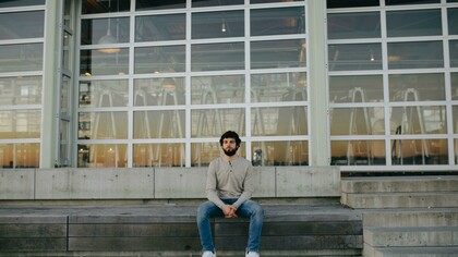 A insatisfação com o cotidiano, os planos de sucesso, realização, poder e ganho de dinheiro levam os indivíduos a empreender. O empreendimento é o que encarcera e mantém nutrido o desejo. Essa manutenção do desejo requer dedicação ao que se espera e que não existe, não está acontecendo. É a manutenção da quimera, dos dragões inexistentes que resolverão as dificuldades. Extenuados pela expectativa, esvaziados pelo despropósito de suas existências constroem castelos no ar. A manutenção deles desespera, cria esperanças e gera ansiedade