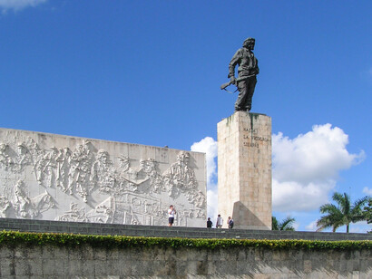 O monumento de Che Guevara em Santa Clara, Cuba, símbolo de luta e homenagem ao líder revolucionário, com o Memorial que guarda seus restos mortais
