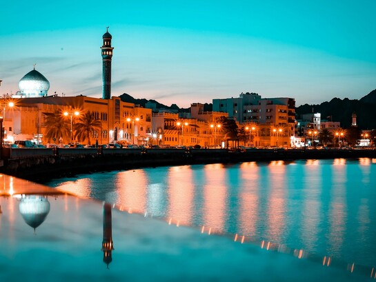 Mutrah, il cuore storico di Muscat, affascina con il suo vivace souk, il lungomare panoramico e il mix perfetto tra tradizione omanita e vibrante vita marina. Mutrah, Muscat, Oman