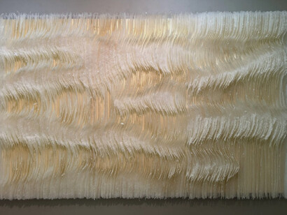 "Flujo continuo". 
Escultura encáustica en papel Kozo sobre panel de abedul, 2024