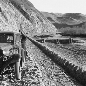 Ella Maillart, La route japonaise en construction, 1934, Mandchoukouo © Succession Ella Maillart et Photo Elysée, Lausanne