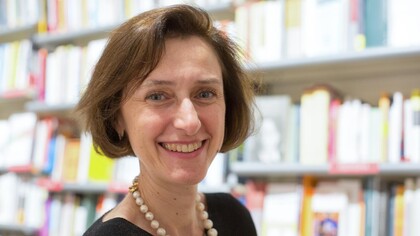 Chiara Briani è nata a Padova, dove esercita la professione di neurologa presso il Dipartimento di Neuroscienze dell'università