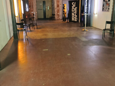 Pasillo interno del recinto Spinnerei, Leipzig, Alemania