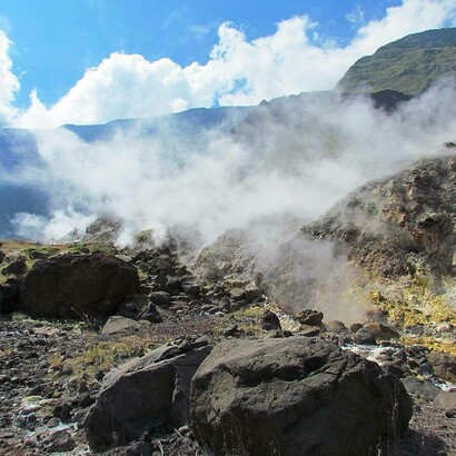 Gas che fuoriescono ad alta pressione nella zona nord-orientale della caldera del vulcano Tambora, Indonesia, 2014