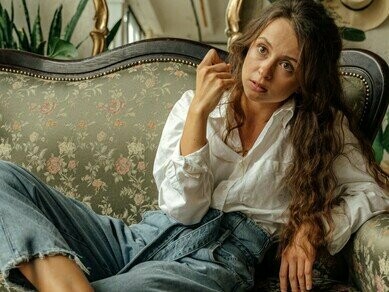 Ao longo do dia, os sons se multiplicam: buzinas, conversas apressadas, música alta nos fones, vídeos reproduzidos no intervalo do trabalho. Não importa qual seja o conteúdo, desde que ocupe cada brecha que o silêncio tenta criar. Porque o silêncio, para ela, não é paz — é confronto. É nele que surgem as perguntas que não quer responder, as lembranças que tentou esquecer, os sentimentos que adormece à força