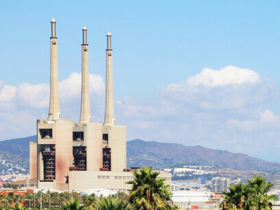 Central eléctrica, en el polígono industrial  de San Adrián de Besós exposición norte. Barcelona, España