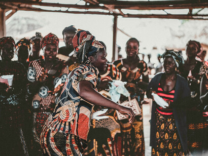 Les dynamiques sociales et culturelles deviennent moteur de transformation. À travers la danse et la fête, s’exprime la confiance collective dans une vision commune : un Mali souverain, stable et prospère à l’horizon 2063