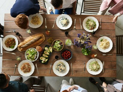 Grupo de amigos em restaurante. E o segundo ponto é um questionamento que faço como profissional da área, que é tentar entender se esses exageros todos começaram a surgir nos menus especialmente para chamar a atenção nas redes sociais e que se somam com o desejo dos criadores de conteúdo com o mesmo objetivo ou se realmente é uma demanda que veio dos clientes que frequentam esses restaurantes. Talvez seja uma daquelas perguntas que não saberemos as respostas. Quem veio primeiro foi o ovo ou a galinha?