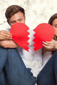 Una pareja con un corazón roto