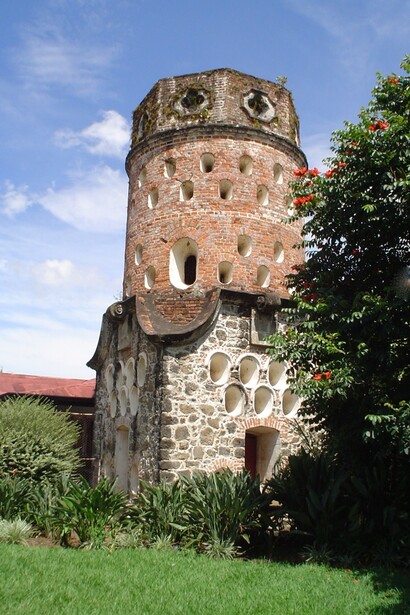 Fortín militar de Heredia, construcción del artista herediano Fadrique Gutiérrez, en 1876. Declarado Monumento Nacional de Costa Rica en 1974,  el Fortín es el símbolo por excelencia de la provincia de Heredia. Cuando se construyó esta fantástica obra, ya habían fallecido tanto Andrés como Concepción Cartín. Foto cortesía de Eduardo Sánchez (Edú), tomada en el año 2018
