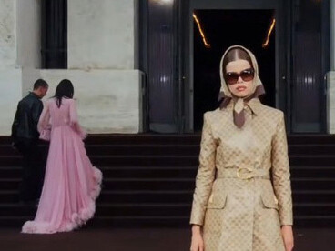 GUCCI Spring/Summer 2026: A Bold Transformation by Demna Gvasalia. On September 23, 2025, Demna Gvasalia revolutionized Milan Fashion Week with the Gucci Spring/Summer 2026 show, marking not just a runway presentation but a true stylistic transformation for the brand