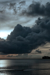 Nubes de tormenta sobre el mar