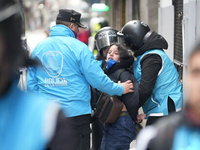 Fotoperiodista violentamente detenida al retratar la marcha de jubilados. 12 de agosto de 2025, Buenos Aires, Argentina