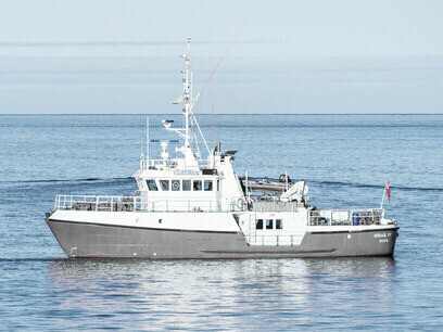 À Sisimiut au Groenland, la présence du patrouilleur SISAK IV rappelle que dans l’Arctique, la souveraineté se matérialise par la surveillance : chaque navire devient un signal discret dans la compétition des puissances
