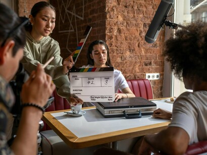 A novela Garota do Momento também enfrentou fortes críticas por ser “uma novela de época que não parece ser de época”. Ambientada em um Brasil do final dos anos 1950, a produção simplesmente ignorou os problemas raciais, sociológicos e políticos da época retratada. Ignorou completamente a situação das pessoas negras e LGBT+ na época, escrevendo a trama como se ela se passasse em 2025, não apenas isso, mas até os estilos de cabelo e de roupa foram totalmente ignorados para uma narrativa de “aceitação” que na época não existia, pelo menos não da forma que existe hoje em dia


