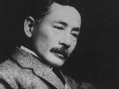 Natsume Sõseki em Tóquio, Japão. O conflito entre o local e o global, o tradicional e o moderno, é um tema recorrente e ainda ressoa na sociedade globalizada de hoje