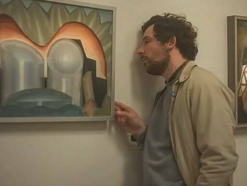  The Mastermind, lançado nos cinemas em 2025, é mais um capítulo desse olhar singular da cineasta para a própria nação e as narrativas que moldam sua cultura