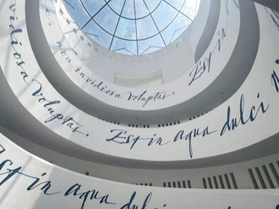 Vista interna della stazione Chiaia della linea 6 della metropolitana di Napoli, Italia