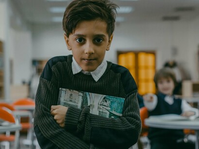 Ser espectador passivo é um dos papéis mais comuns — e mais subestimados — do círculo. A omissão legitima o agressor. Alimenta o espetáculo da crueldade



