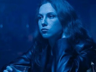 Mulher bebe sozinha em bar. Ou seja, apesar de a sexta-feira ser dia do homem, o expectável é que, quando se trata da saúde dos filhos e/ou esposa, o marido ignore a sexta-feira e cuide dos seus. Entretanto, o tipo de marido descrito neste número musical é o (in) sensível, para quem a saúde da família pouco importa; aliás, para quem a sexta-feira importa mais do que a saúde da família