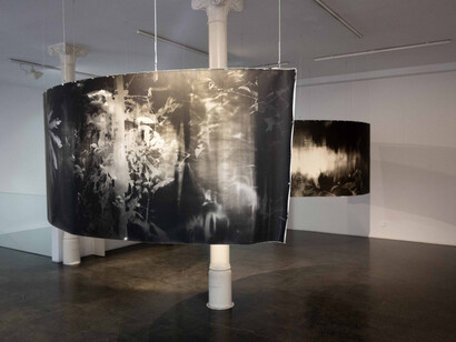 Roberto Huarcaya, Ver por contacto, vista de exhibición. Cortesía de la Galería Ponce+Robles